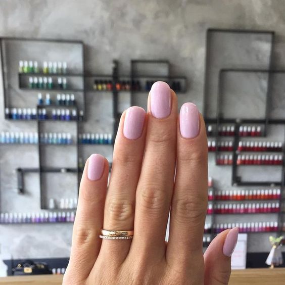 La sfumatura Rosa sulle unghie è una delle manicure più gettonate alle sfilate di moda
