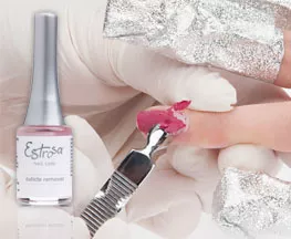 MANICURE CON LO STRUMENTO RIMOZIONE E OLIO CUTICOLE